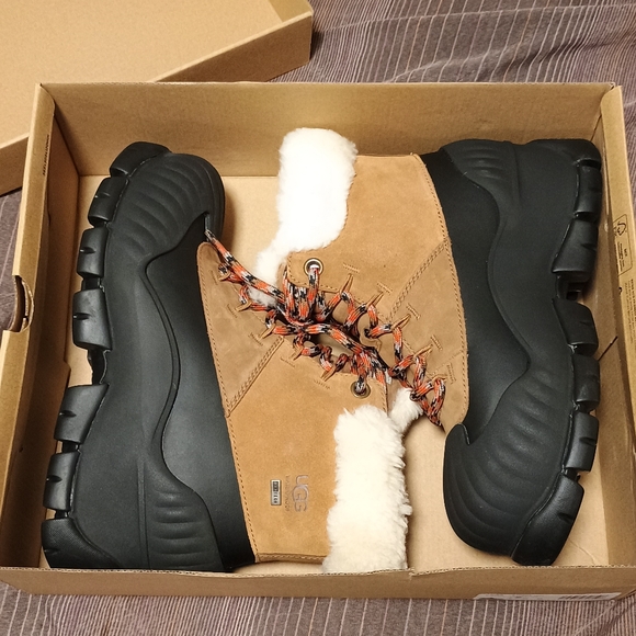 UGG Adiroam Hiker boot brown black women's size 9 - Picture 8 of 12